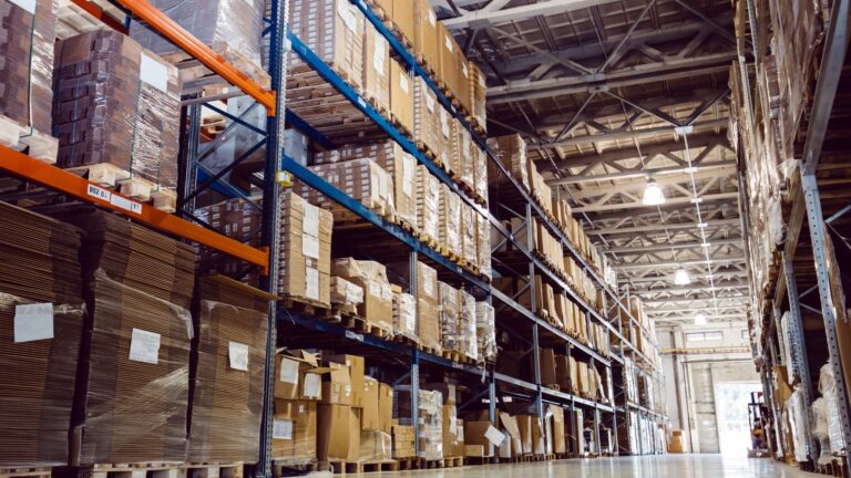 Por que comprar no atacado é o melhor caminho para quem tem loja de materiais de construção